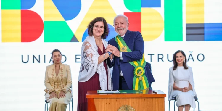 Lula e Nísia Trindade em ato do governo. Falando de Ministério da Saúde.