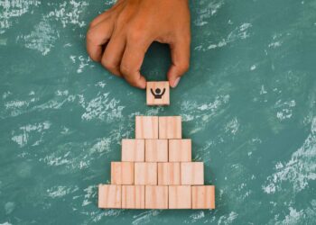 Como a Pirâmide de Maslow Pode Transformar a Gestão de Pequenas e Médias Empresas