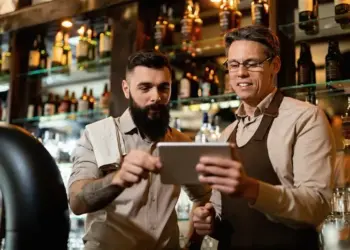 Bares e restaurantes criam 230 mil vagas em 2024 e atingem recorde de empregos