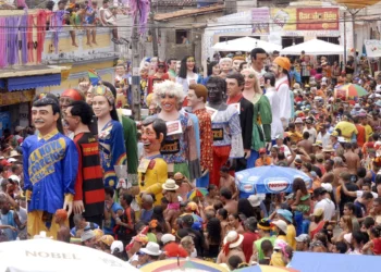 Desfile dos tradicionais bonecos de Olinda, no Carnaval de Pernambuco.