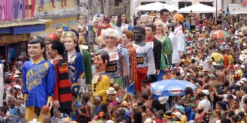 Dicas de saúde para o Carnaval 2025: como evitar riscos e desfrutar ao máximo 3 Desfile dos tradicionais bonecos de Olinda, no Carnaval de Pernambuco.
