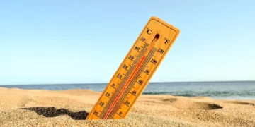 Carnaval vai ser de muito calor, apontam mapas de temperatura 3 Termômetro parcialmente enterrado na areia. Falando do calor no Carnaval.