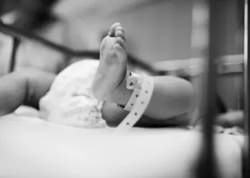 Trump assina ordem executiva para restringir cidadania por nascimento, mas medida enfrenta desafios legais