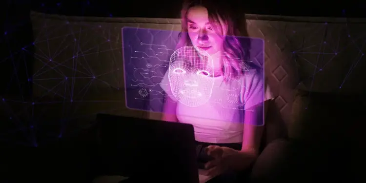 Mulher acessa a deep web em seu notebook.