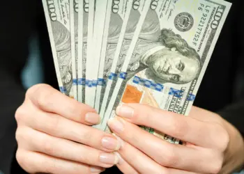 Dólar recua e ouro se mantém forte em meio a incertezas globais