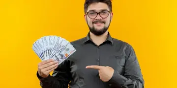 Economia compartilhada: como ganhar dinheiro assim em 2025 3 Homem aponta para cédulas, indicando ganho em dinheiro. Representando: economia compartilhada.