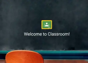 Lousa de sala de aula com contendo a logomarca do Google Classroom e a frase "Welcome to Classroom!" adicionadas digitalmente, representando Google Classroom.