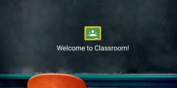 Google Classroom: como educadores e alunos podem usá-lo? 3 Lousa de sala de aula com contendo a logomarca do Google Classroom e a frase "Welcome to Classroom!" adicionadas digitalmente, representando Google Classroom.