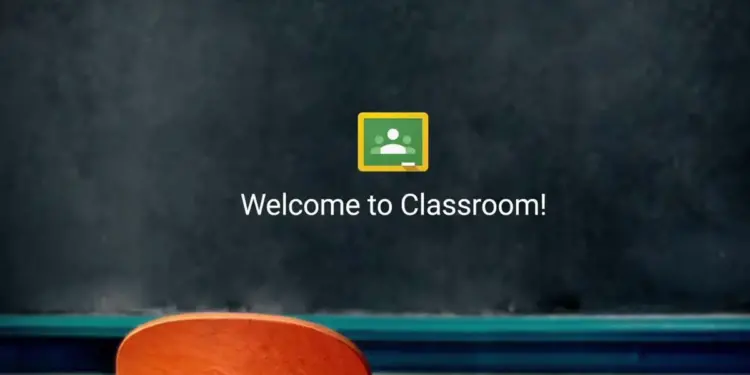 Lousa de sala de aula com contendo a logomarca do Google Classroom e a frase "Welcome to Classroom!" adicionadas digitalmente, representando Google Classroom.