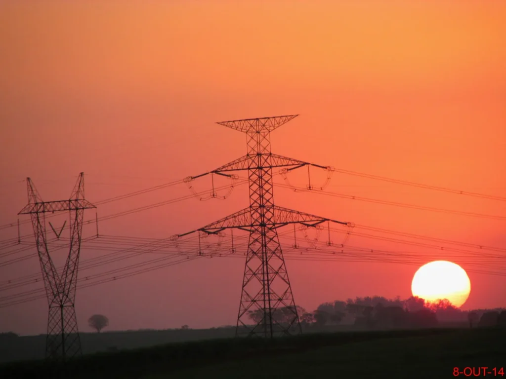 Torres de sustentação para cabos de alta tensão e energia elétrica, representando a importação de energia elétrica.