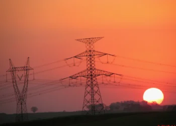 Torres de sustentação para cabos de alta tensão e energia elétrica, representando a importação de energia elétrica.