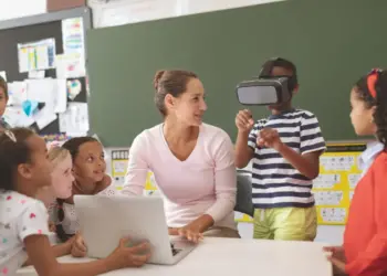 Professora utiliza mecanismos de realidade aumentada em sua aula, representando metodologias ativas.