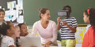 Metodologias ativas: o que são, como aplicar e benefícios na educação 1 Professora utiliza mecanismos de realidade aumentada em sua aula, representando metodologias ativas.