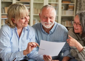 Casal de idosos discute planejamento sucessório com especialista.