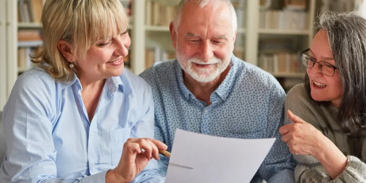 Planejamento sucessório: essencial para evitar conflitos e reduzir impostos 18 Casal de idosos discute planejamento sucessório com especialista.