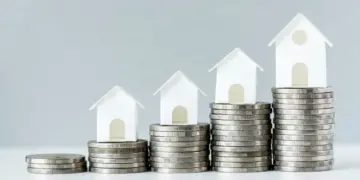 Profissões pouco conhecidas com altos salários 5 Lote de moedas em formato de escada, representando profissões.