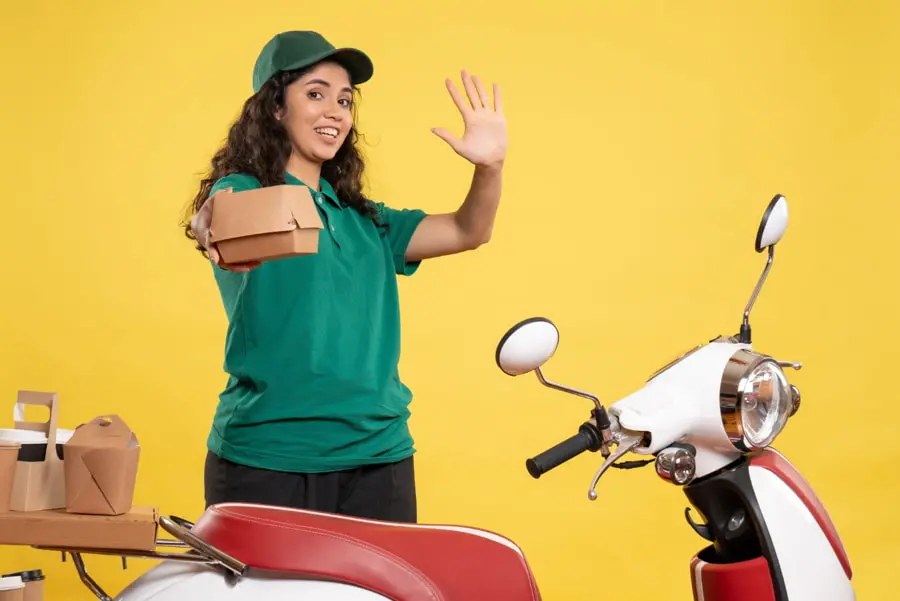 Mulher exibe produtos que está entregando com a sua scooter, representando economia compartilhada.