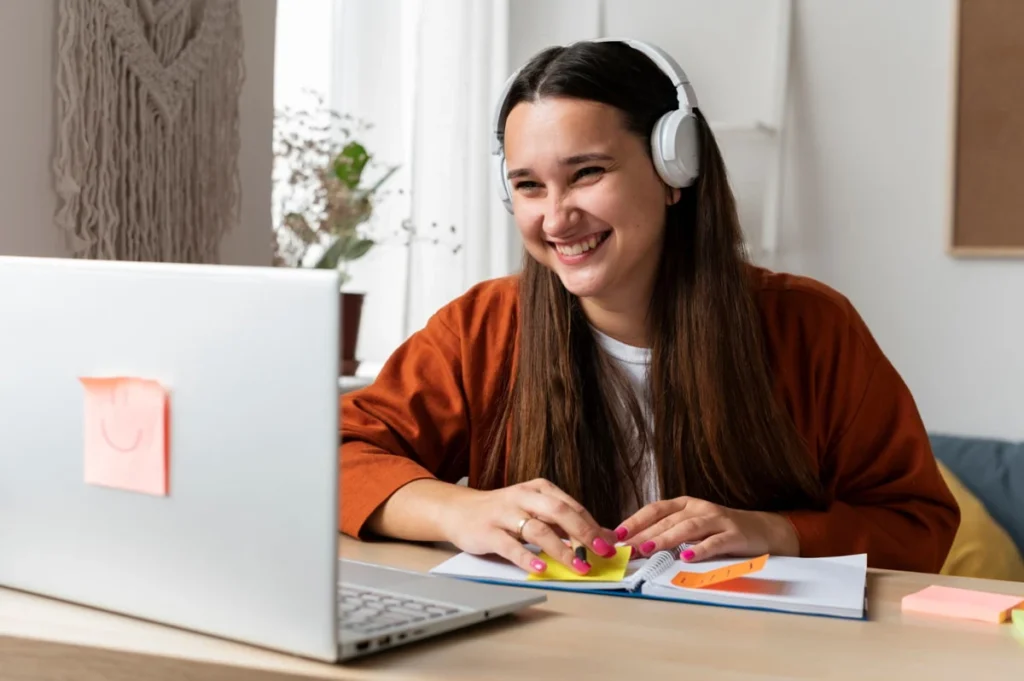 Empreendedora sorri durante a realização de um curso do SENAC.