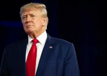 Trump implementa tarifas sobre importações do Canadá, México e China