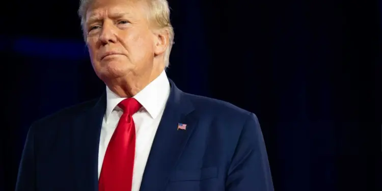 Trump implementa tarifas sobre importações do Canadá, México e China shutterstock 2540184631