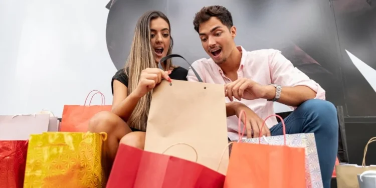 Casal confere pacotes das últimas compras feitas, representando táticas de vendas.
