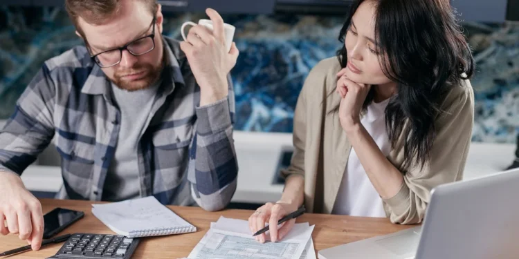 5 empresas que ajudam a negociar dívidas e limpar seu nome mais rápido