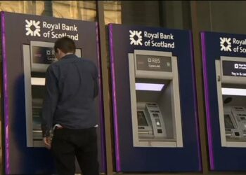 Apagões tecnológicos no Reino Unido bancos enfrentam mais de 800 horas de falhas