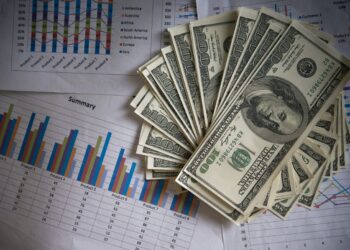 Dólar fecha em alta com tensões globais e incertezas fiscais nos EUA