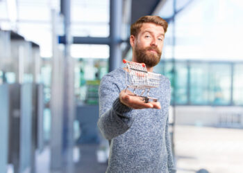 Inflação no Atacado Desacelera, Mas Preços ao Consumidor Continuam em Alta