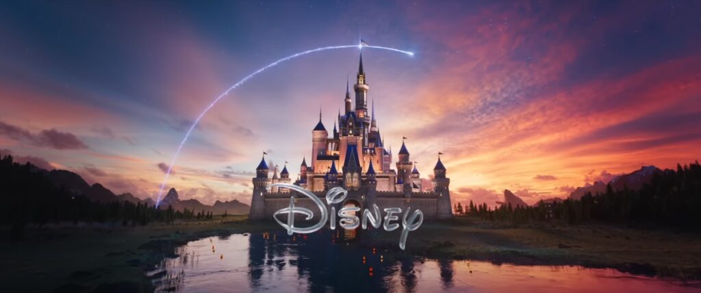 Branca de Neve 2025: O que funcionou e o que falhou na releitura da Disney? 31 Castelo da Disney ao pôr do sol, com o logo do estúdio. Divulgação de Branca de Neve 2025.