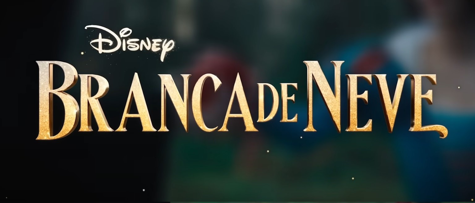 Logo dourado do filme "Branca de Neve 2025" da Disney, com fundo desfocado e tons escuros.