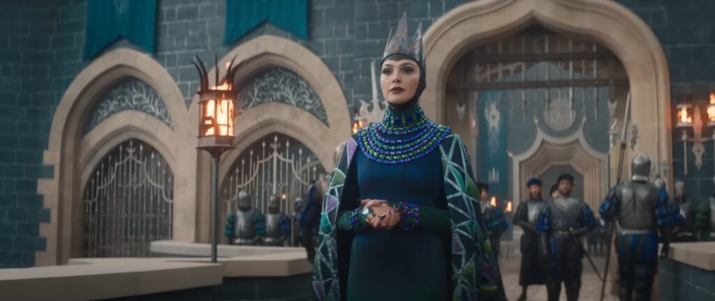 Branca de Neve 2025: O que funcionou e o que falhou na releitura da Disney? 27 Rainha má em um castelo medieval na adaptação de Branca de Neve 2025, com soldados ao fundo.