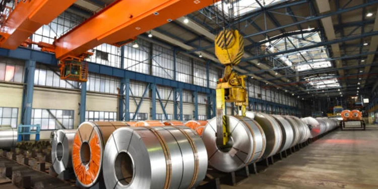 EUA acusam Brasil de subsidiar siderúrgicas e intensificam pressão comercial 14 Galpão de siderúrgica com rolos de material acabado expostos. Fica no Brasil.