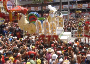 Aglomeração junto ao Galo da Madrugada, tradicional bloco do Carnaval da cidade do Recife, capital de Pernambuco.