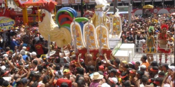 Brasileiros devem gastar entre R$ 2 mil e R$ 5 mil no Carnaval, diz o Sebrae 1 Aglomeração junto ao Galo da Madrugada, tradicional bloco do Carnaval da cidade do Recife, capital de Pernambuco.