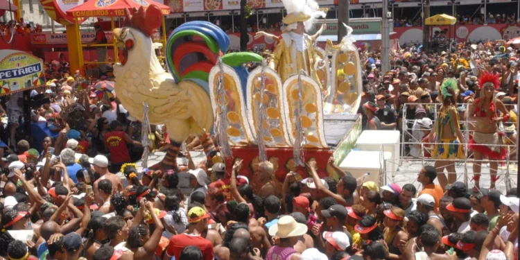 Aglomeração junto ao Galo da Madrugada, tradicional bloco do Carnaval da cidade do Recife, capital de Pernambuco.