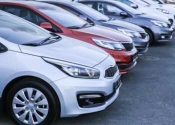 Lote de carros estacionados em fileira. Representando "carros que não quebram".