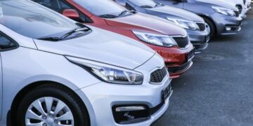 Lote de carros estacionados em fileira. Representando "carros que não quebram".