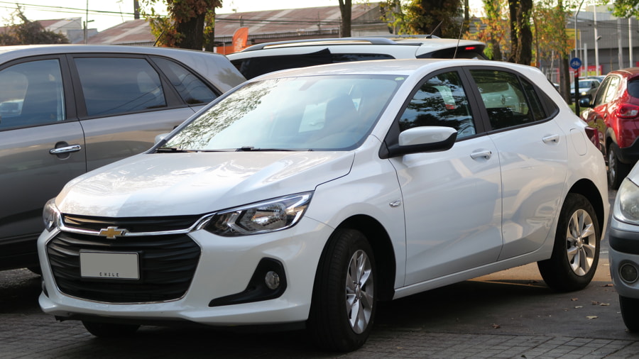 O terror dos mecânicos! 12 carros que praticamente não quebram 45 Onix branco, representando "carros que não quebram".