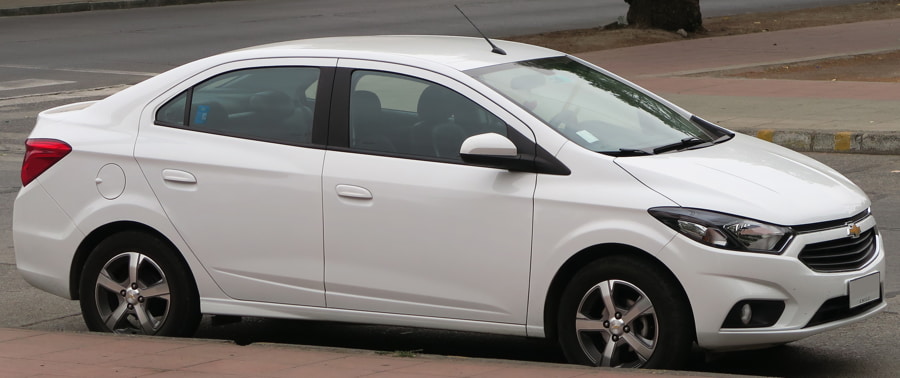 O terror dos mecânicos! 12 carros que praticamente não quebram 49 Chevrolet Prisma na cor branca, representando "carros que não quebram".