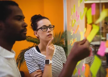 Representação gráfica de uma análise SWOT com forças, fraquezas, oportunidades e ameaças.