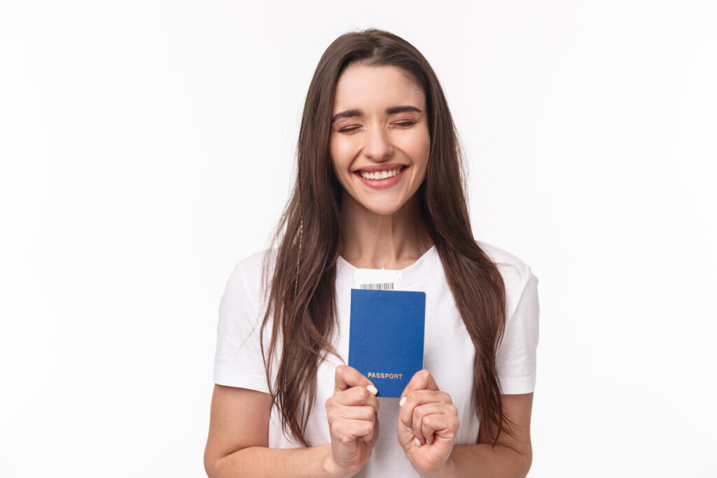 Turista segura passaporte com força e sorri.
