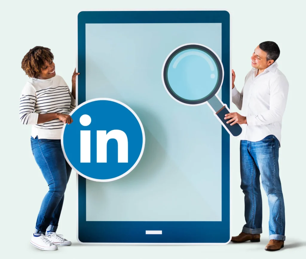 Duas pessoas seguram ícones representando o LinkedIn para negócios em tela de smartphone gigante.