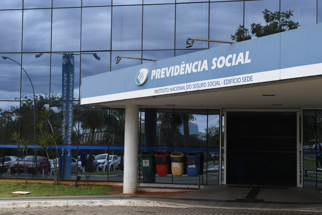 Fachada do prédio sede do INSS. Falando sobre concurso INSS.