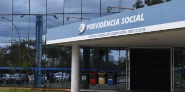 Edital do concurso INSS 2025 deve ser publicado em breve 1 Fachada do prédio sede do INSS. Falando sobre concurso INSS.