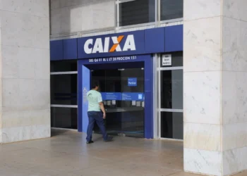 Fachada de uma agência da Caixa Econômica Federal. Falando sobre consignado CLT.