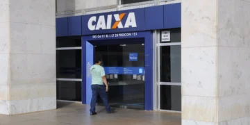 Fachada de uma agência da Caixa Econômica Federal. Falando sobre consignado CLT.