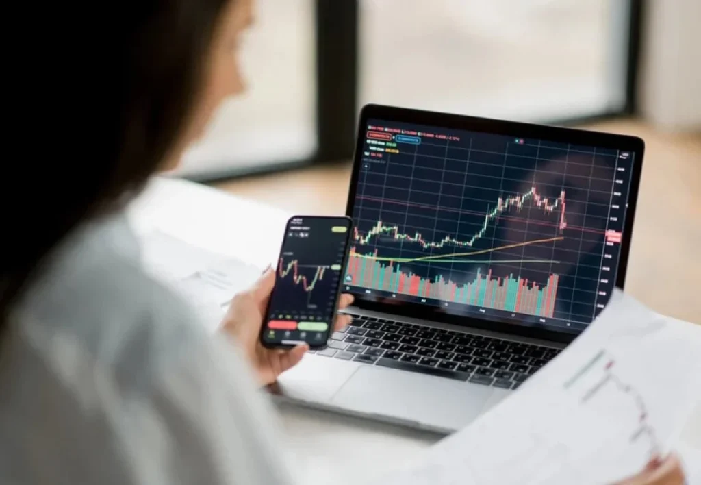 Mulher analisa flutuações do mercado para realizar day trade com criptomoedas.