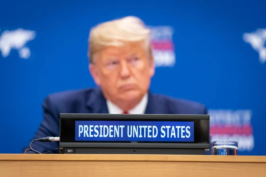 Donald Trump em reunião antes de discurso.