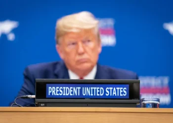 Donald Trump em reunião antes de discurso.